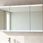 Präsentation des sonni Spiegelschrank mit beleuchteten Spiegeln und modernem Design.