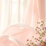Mousseline stof interactief gepresenteerd met delicate bloemen op een zachte achtergrond.