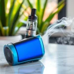 Vozol Vista Plug auf hellem Marmor mit lebhaften Farben und entspannter Atmosphäre.